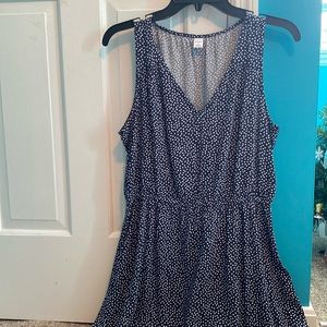 Old Navy medium dress. Very flowy, cinched at the waist, v-neck.